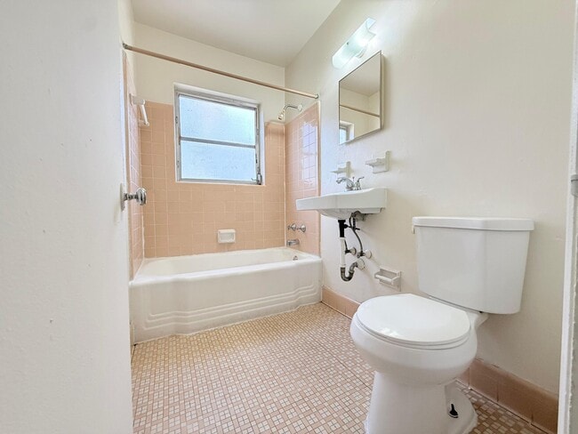 Building Photo - 530 58th St