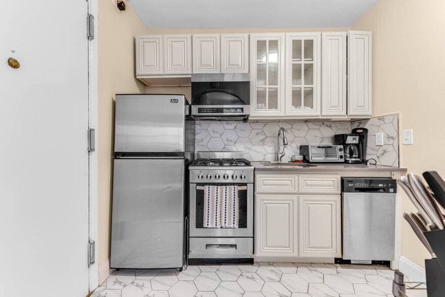 Building Photo - 45 Monroe Pl