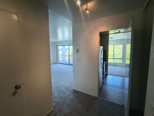 Building Photo - TOP FLOOR 1BD/1BATH Condo Available For Rent at the Watergate Community in Emeryville!!!!