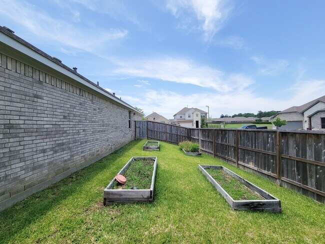Building Photo - 907 Youth Water Rd