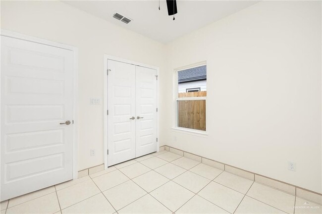 Building Photo - 2326 N Vly Cir