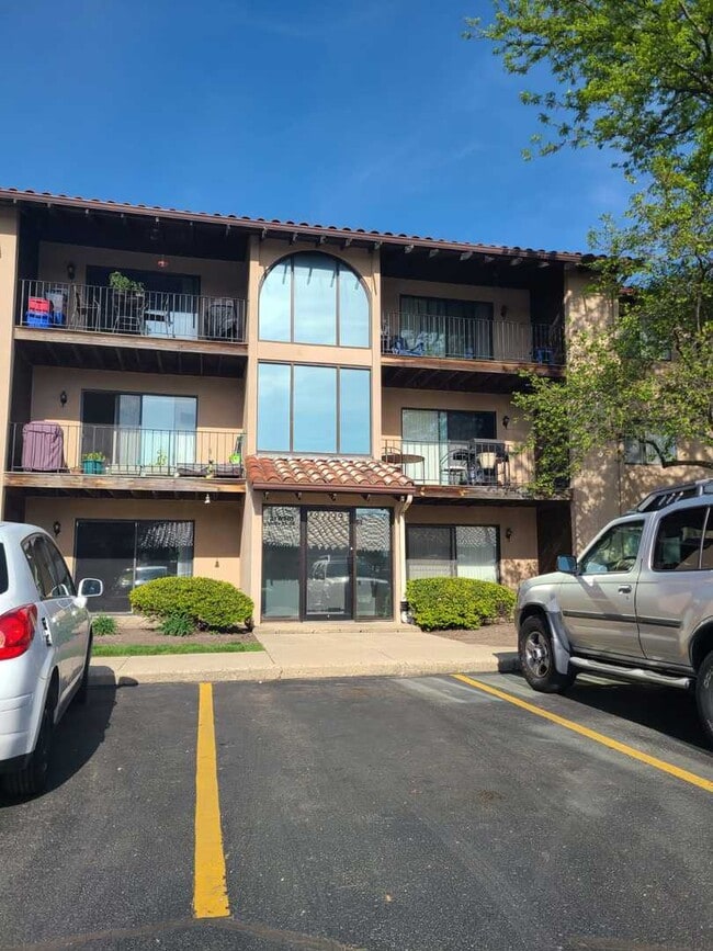 Building Photo - 21W581 North Ave