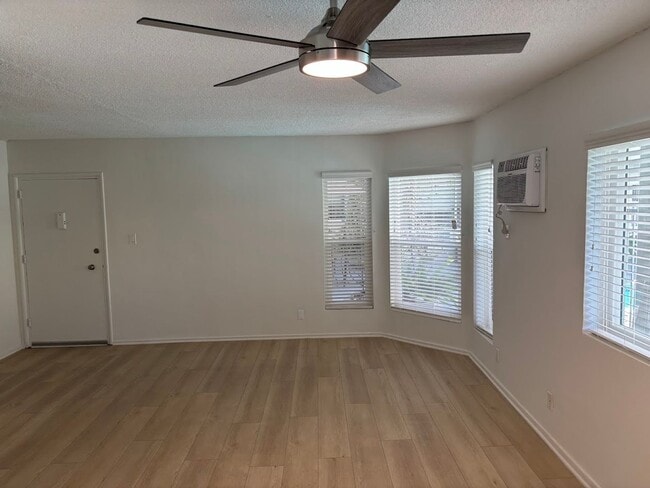 Interior Photo - 1815 N. Harvard Blvd