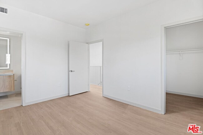 Building Photo - 2523 S Orange Dr