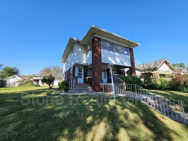 Primary Photo - 127 Monterey Ave