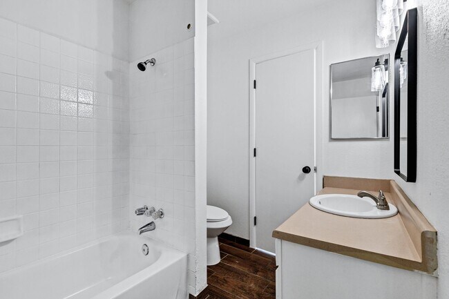 Building Photo - Remodeled 3/2 off Indian School & 43rd Ave