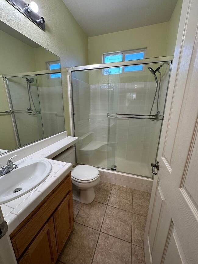 Building Photo - Beautiful 4 Bedroom 3 Bath Shadow Lakes Home