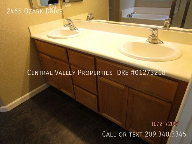 Building Photo - 2465 Ozark Dr