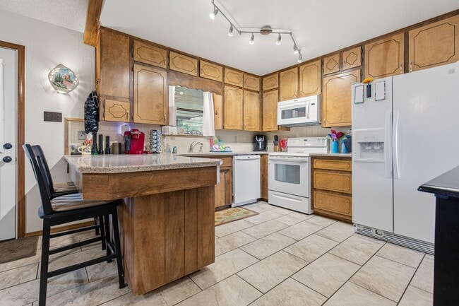 Building Photo - Spacious 3 bedroom 2 bath home with Solar Panels