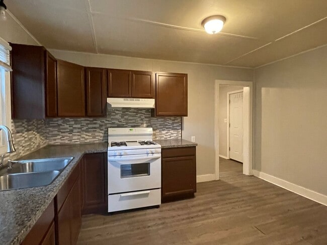 Building Photo - Cute, Clean & in Great Neighborhood!