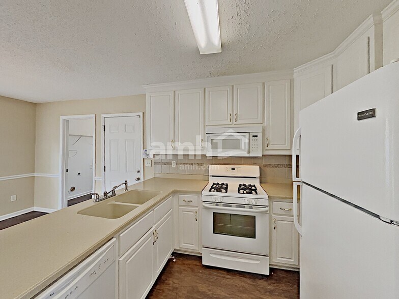 Building Photo - 1319 Vine Cir