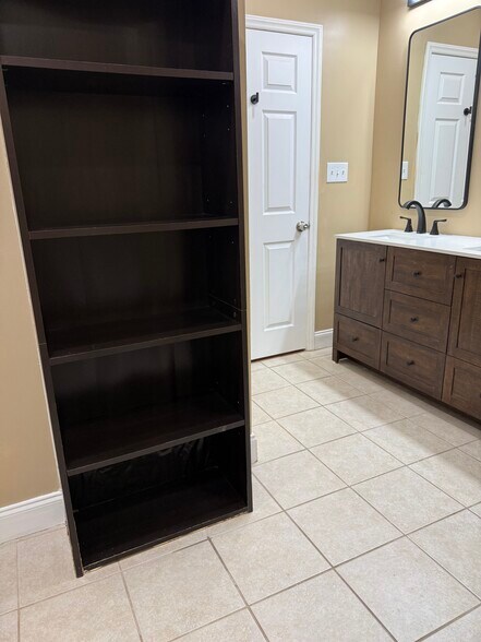 Ensuite Bathroom - 18 Waters Ave