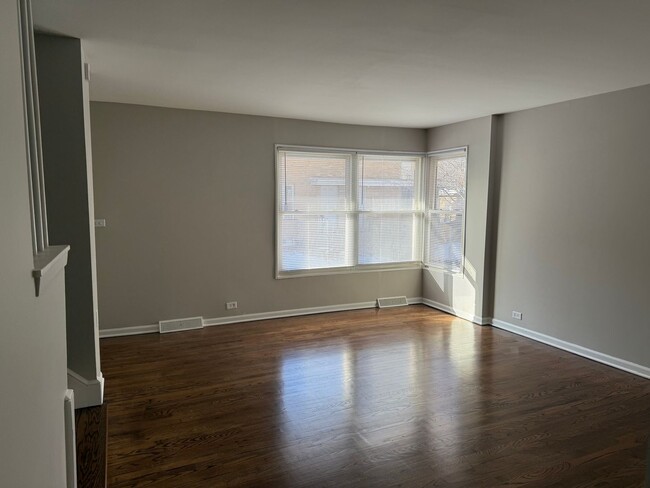 Building Photo - Albany Park 2 Bedroom 1 1/2 Bath 2 Story T...