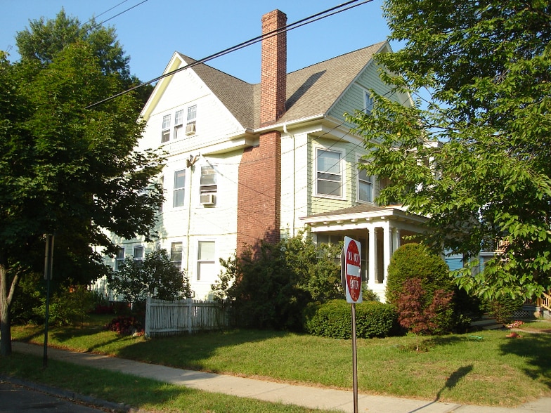 Building Photo - 950 Elm St