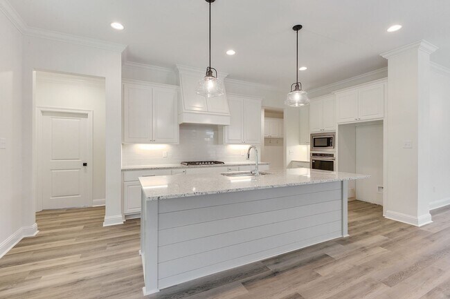 Building Photo - 4 bedroom 3 full bath home, located in the...