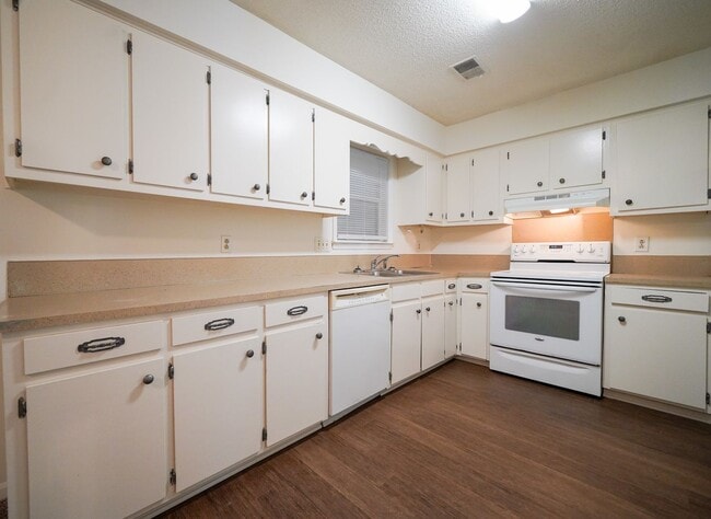 Building Photo - E. Charlotte - 3br 2ba Ranch w/Sunroom