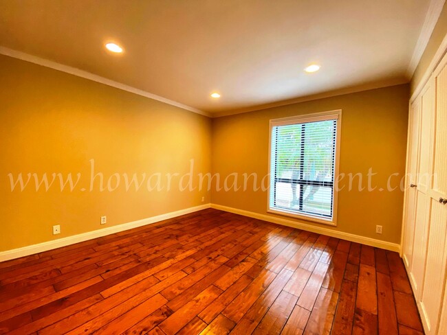 Building Photo - Professionally designed condo! Large kitch...