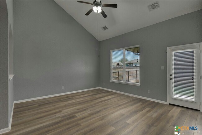 Building Photo - 240 Oak Creek Way