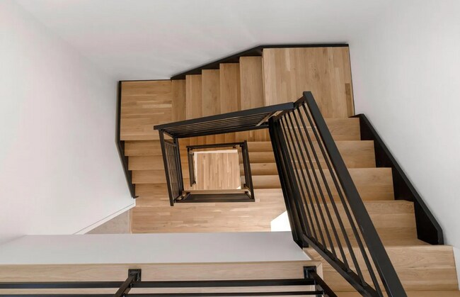 Building Photo - FIRST MONTH'S FREE!! Modern 2 bed, 2.5 bat...