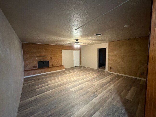 Building Photo - 1809 E Grand Ave