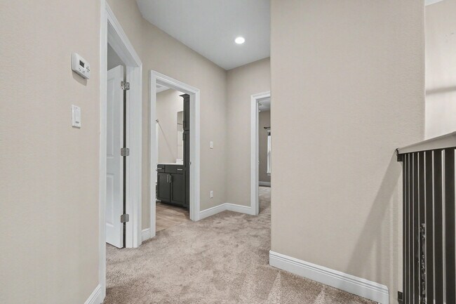 Building Photo - 490 Soundview Ct