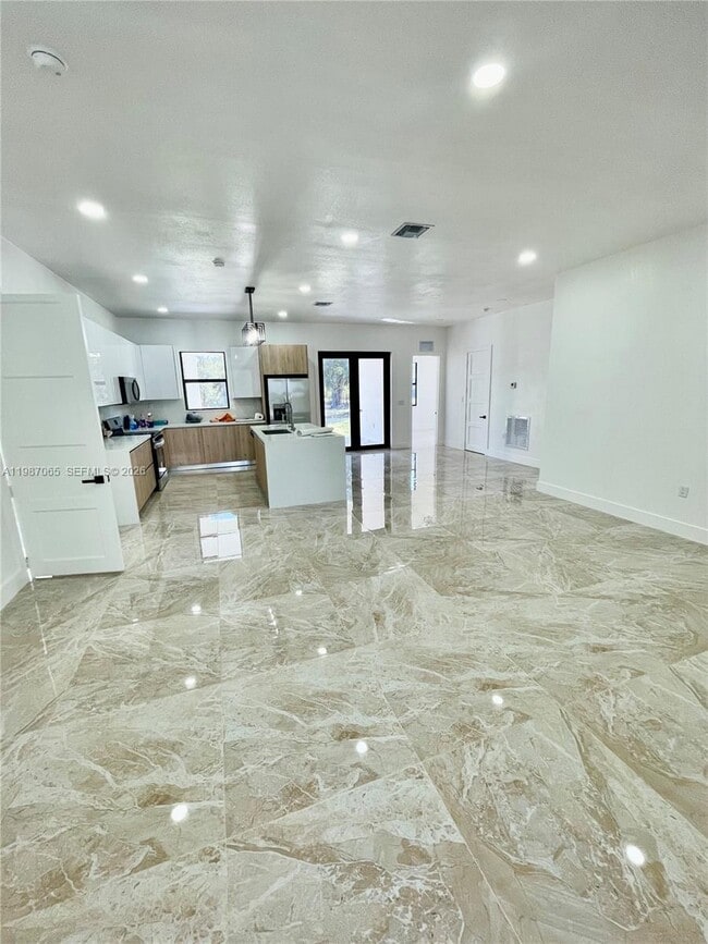 Building Photo - 435 N Quebrada St