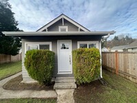 Building Photo - Beautiful Updated 2 Bedroom Rambler in Tac...