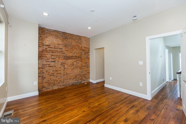 Building Photo - 1320 E Columbia Ave
