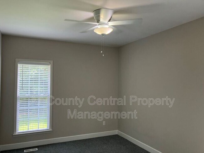 Building Photo - 710 Small Lake Dr