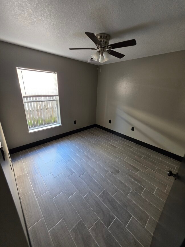 Building Photo - 5626 Andrea St