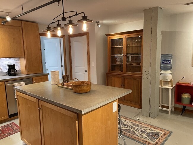 Building Photo - 418 W Callender St