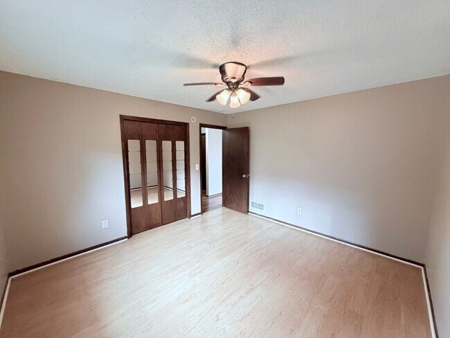 Building Photo - Versatile Oakdale Home Featuring 2 Kitchens, Sun Deck & Mother-in-Law Suite!