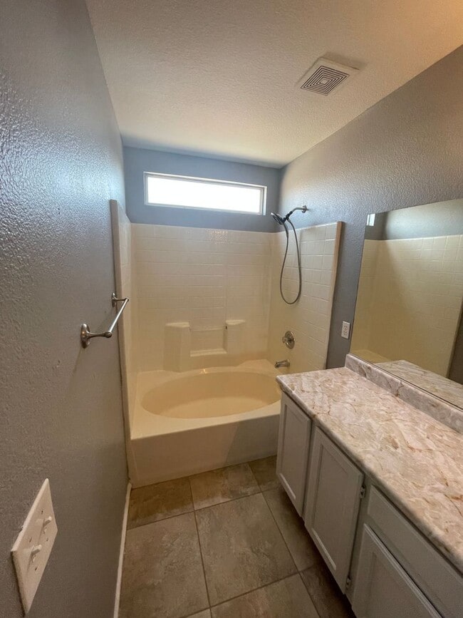 Building Photo - 3 BEDROOM 2 BATH HOUSE