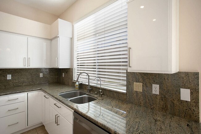 Building Photo - 2120 Waterbury Ln