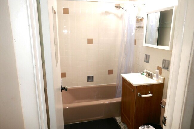 Building Photo - 2 Bedroom 1 bath in Oak Park