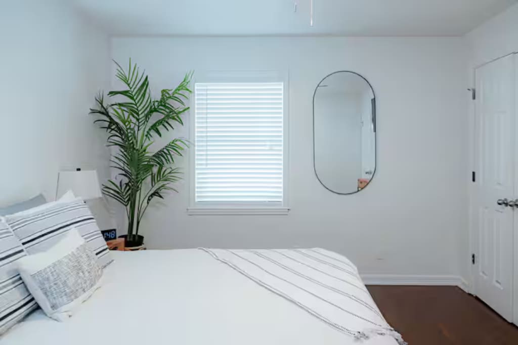 Building Photo - 1011 E Wintergreen Rd