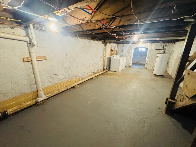 Building Photo - 946 Farson St