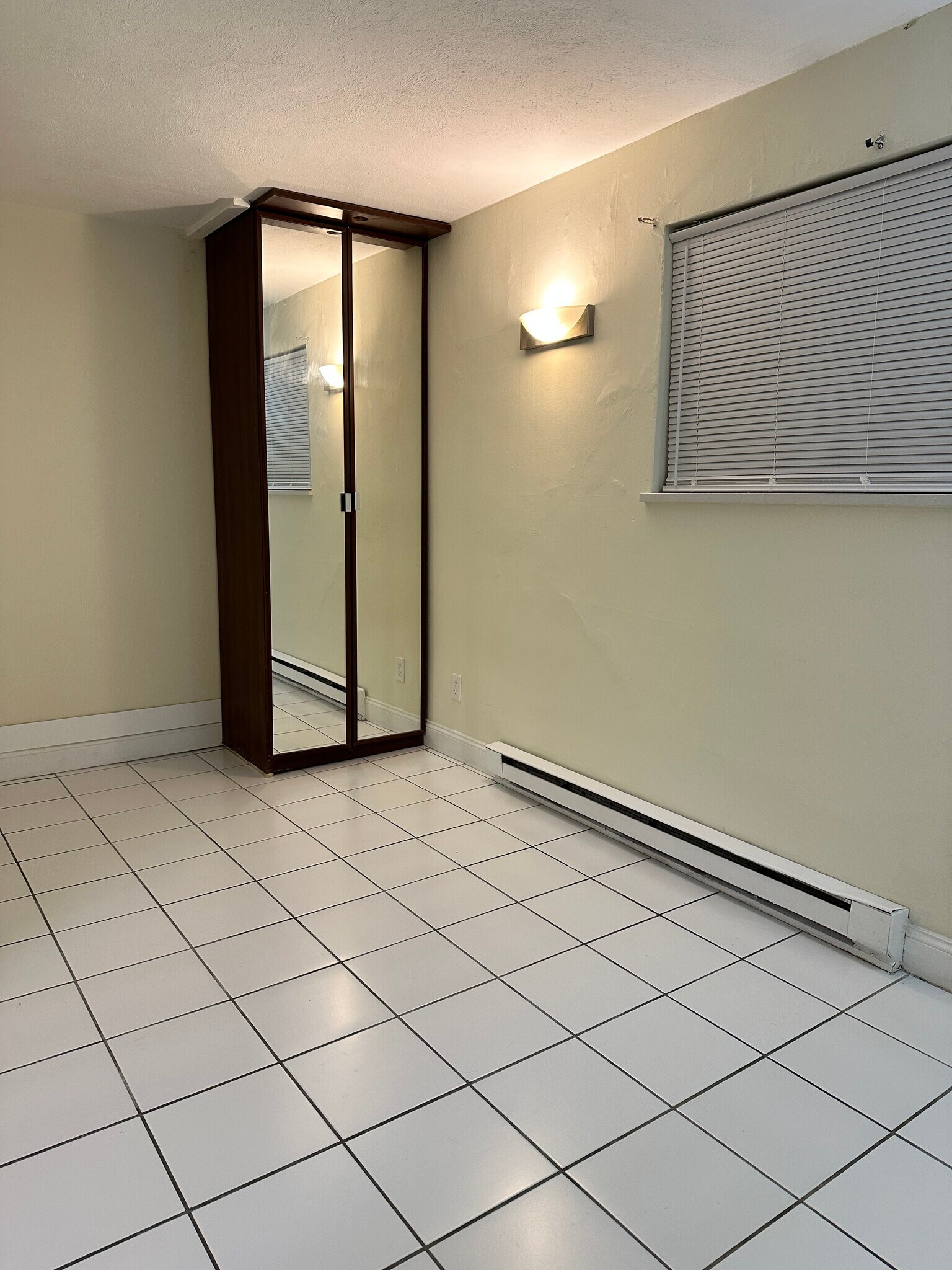 9 x 15 bedroom - 624 Hyde Park Ave