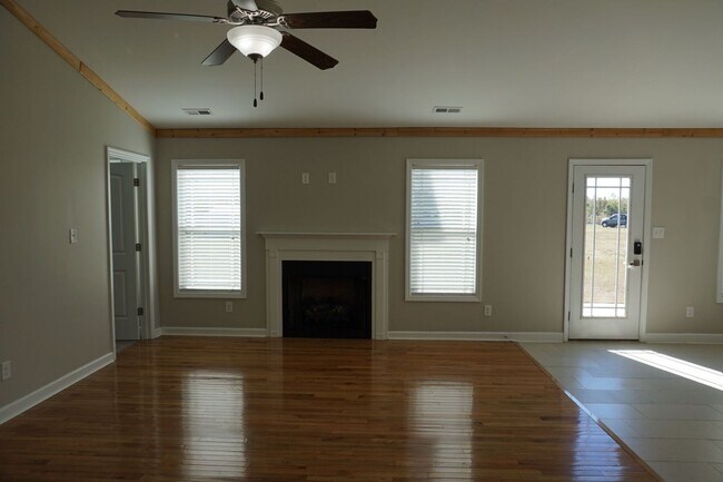 Building Photo - 3 Bedroom 2 Full bathrooms w/ Bonus room in Richlands!