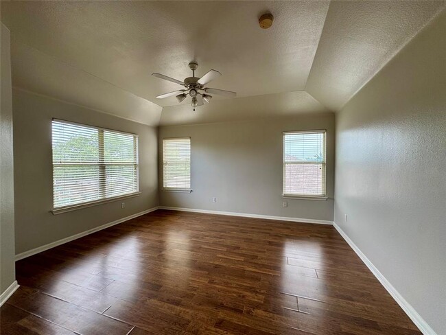 Building Photo - 701 Ranier Ln