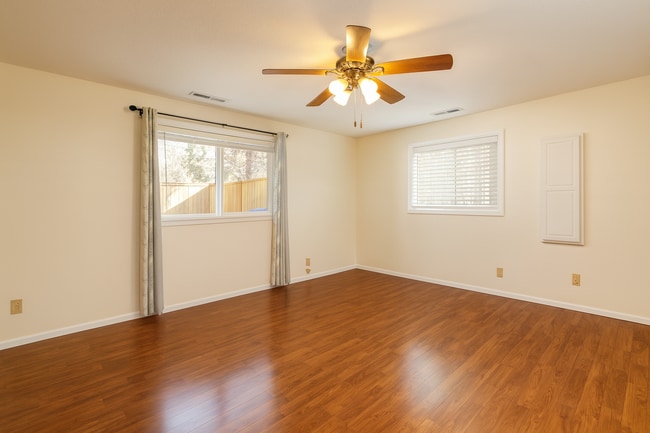 Building Photo - Spacious SW Bend Home on Nearly Half an Ac...