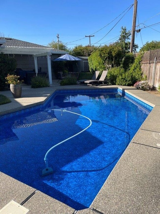 Building Photo - Stunning 3-Bedroom Home with Pool in South...