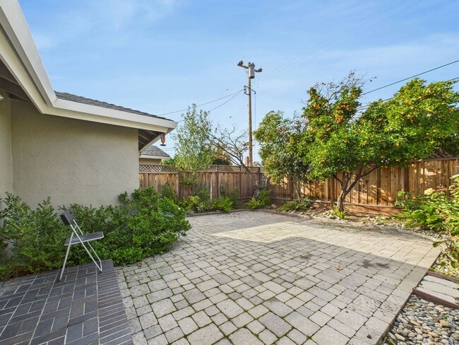 Building Photo - Stunning Turnkey Home in Cambrian!