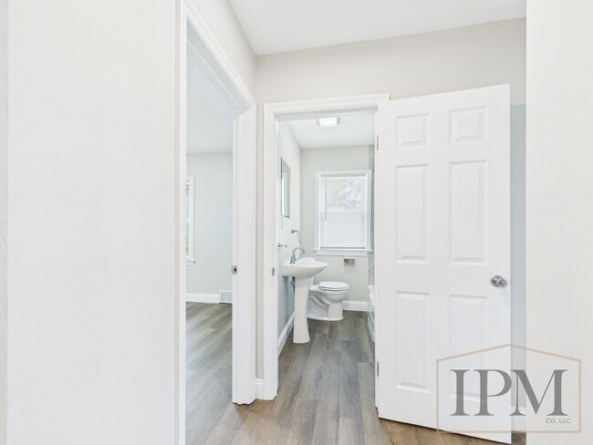 Building Photo - Available Now! Beautiful 3 Bedroom 2 Bath ...