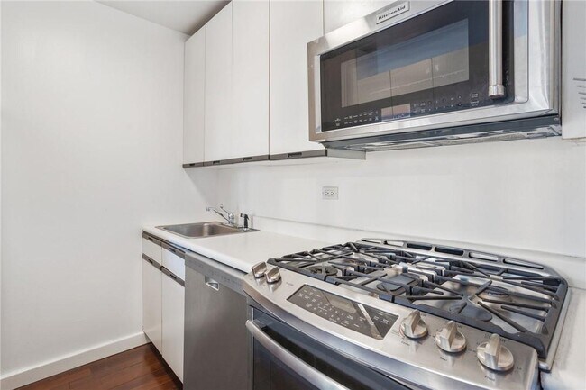 Building Photo - 500 W 43rd St