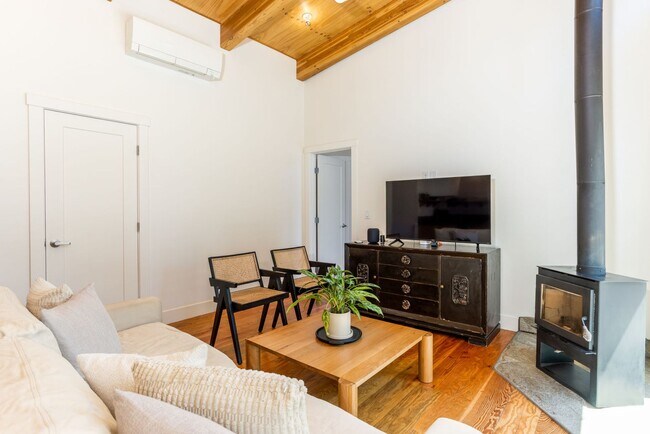 Building Photo - Furnished 2 Bed 2 Bath on Bend's Westside