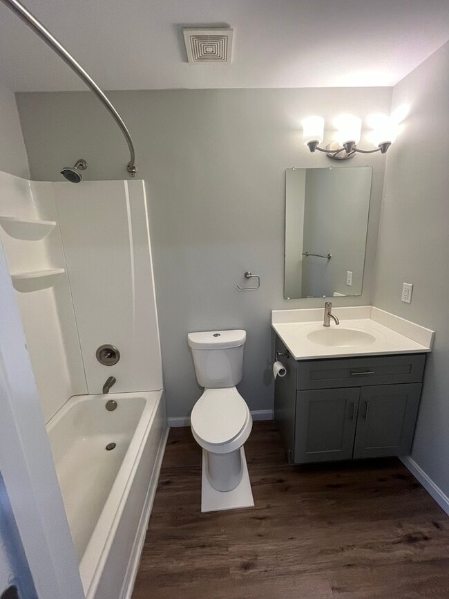 Building Photo - 3-Bedroom Townhome