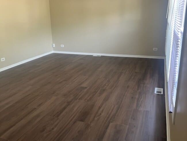 Building Photo - 303 E Valley Ln