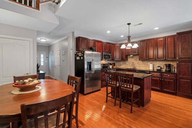 Building Photo - Beautiful 3 Bedroom Bridgeport Townhome!