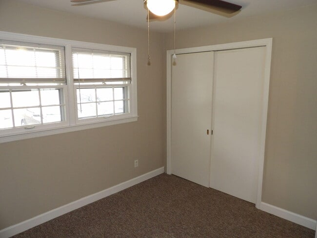 Building Photo - 903 Collins Ln